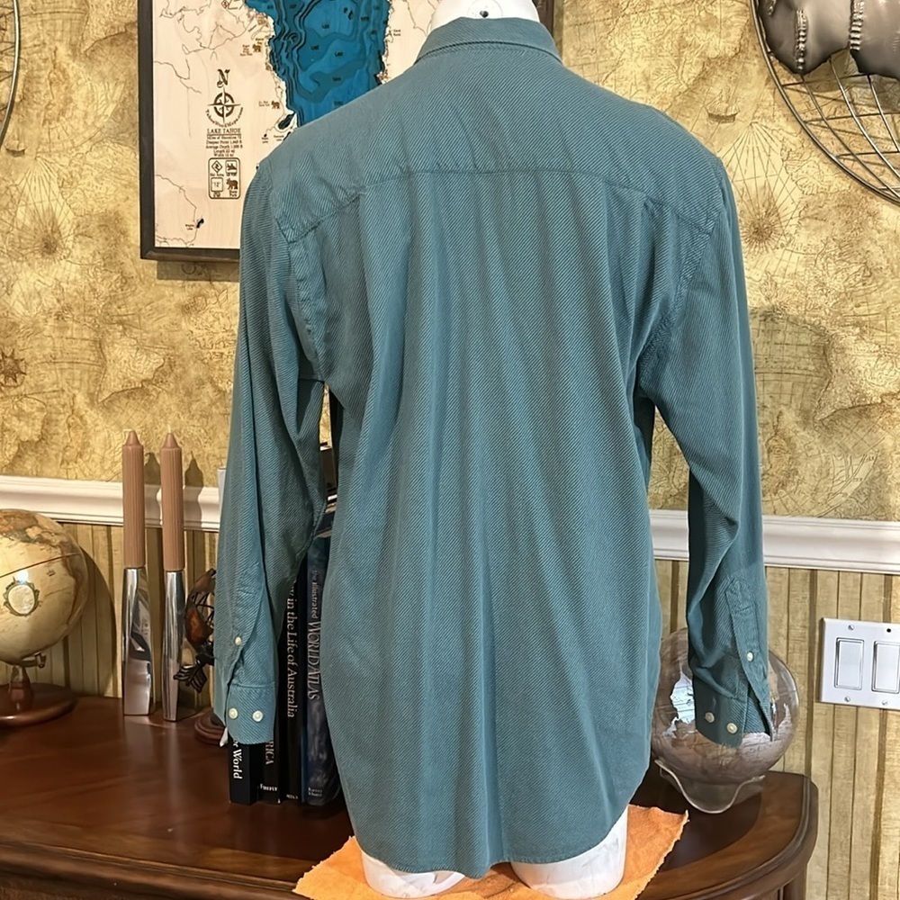 Cutter & Buck Button Down. Large - Picture 5 of 10